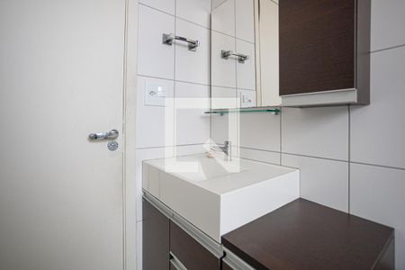 Banheiro de apartamento à venda com 2 quartos, 50m² em Jardim Roberto, Osasco