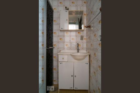Banheiro de apartamento à venda com 1 quarto, 27m² em Rio Branco, Porto Alegre