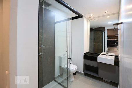 Banheiro de kitnet/studio para alugar com 1 quarto, 25m² em Indianópolis, São Paulo