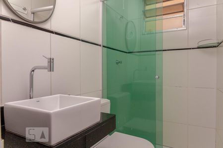 Banheiro de apartamento para alugar com 2 quartos, 65m² em Santa Mônica, Uberlândia