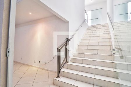 Escada de casa para alugar com 4 quartos, 156m² em Residencial Petrópolis, Goiânia