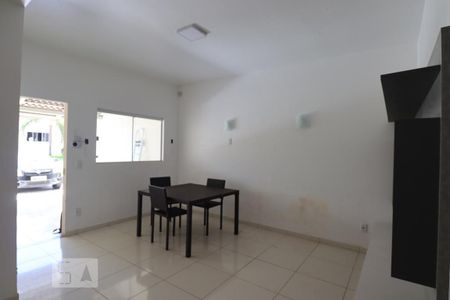 Sala de casa de condomínio para alugar com 3 quartos, 110m² em Setor Estrela Dalva, Goiânia