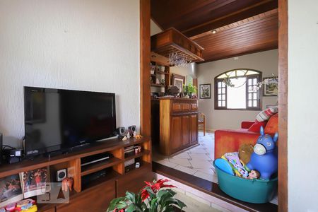 Sala de casa para alugar com 3 quartos, 200m² em Vila Vitório Mazzei, São Paulo