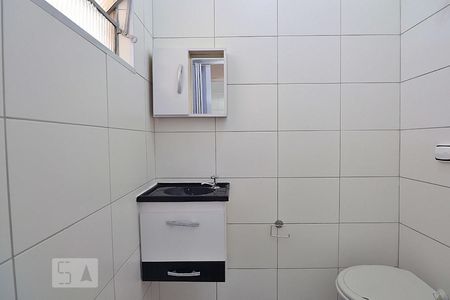 Banheiro de casa para alugar com 1 quarto, 60m² em Parque Bandeirante, Santo André