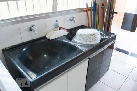 Casa à venda com 302m², 3 quartos e 6 vagas Casa à venda com 302m², 3 quartos e 6 vagasÁREA DE SERVIÇO