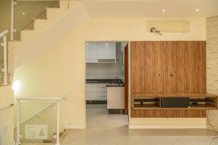 Sala de casa de condomínio à venda com 3 quartos, 105m² em Vila Talarico, São Paulo