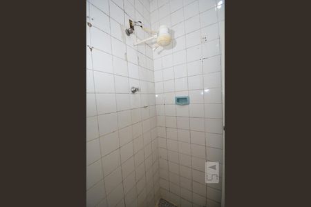 Banheiro de kitnet/studio para alugar com 1 quarto, 70m² em Marechal Hermes, Rio de Janeiro