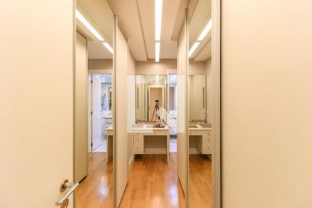 Apartamento à venda com 160m², 3 quartos e 2 vagas Apartamento à venda com 160m², 3 quartos e 2 vagasCloset da Suíte 3