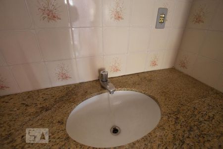 Banheiro social - pia de apartamento para alugar com 3 quartos, 75m² em Presidente Médici, Ribeirão Preto