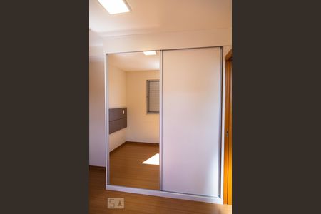 Armário da Suíte 1 de apartamento para alugar com 2 quartos, 55m² em São Lucas, Belo Horizonte