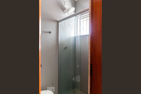 Banheiro de kitnet/studio para alugar com 1 quarto, 25m² em Santa Mônica, Belo Horizonte