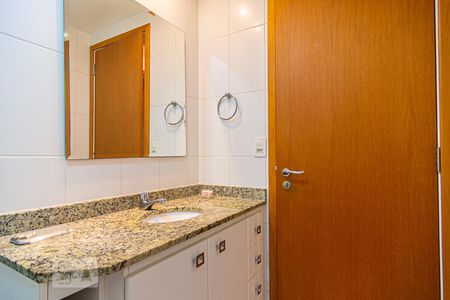 Banheiro de apartamento para alugar com 1 quarto, 50m² em Boa Viagem, Niterói