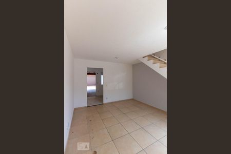 Sala de casa de condomínio para alugar com 2 quartos, 60m² em Jardim Ísis, Cotia