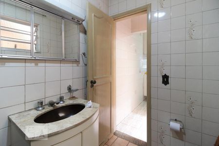 Banheiro do primeiro piso de casa para alugar com 3 quartos, 120m² em Cambuci, São Paulo