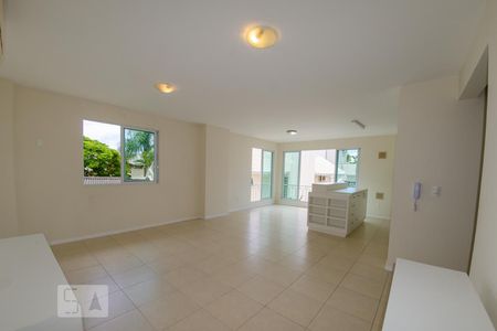 Sala de casa de condomínio para alugar com 2 quartos, 150m² em Lagoa da Conceição, Florianópolis