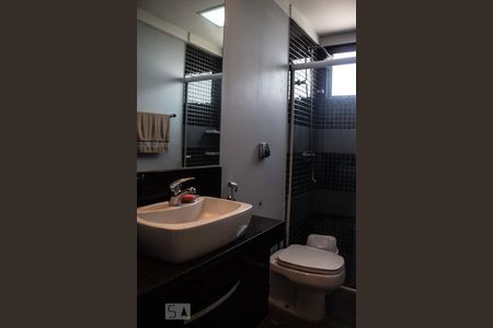 Banheiro de apartamento à venda com 3 quartos, 127m² em Cambuí, Campinas