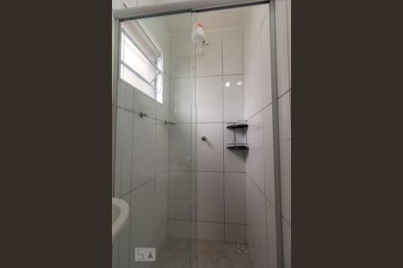 Banheiro de kitnet/studio para alugar com 1 quarto, 15m² em Jardim Peri Peri, São Paulo