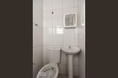 Banheiro de kitnet/studio para alugar com 1 quarto, 15m² em Jardim Peri Peri, São Paulo