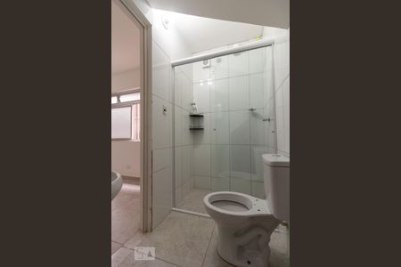 Banheiro de kitnet/studio para alugar com 1 quarto, 20m² em Jardim Peri Peri, São Paulo