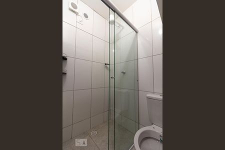 Banheiro de kitnet/studio para alugar com 1 quarto, 20m² em Jardim Peri Peri, São Paulo