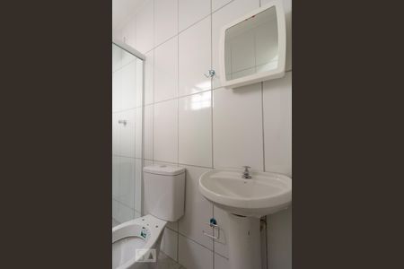 Banheiro de kitnet/studio para alugar com 1 quarto, 15m² em Jardim Peri Peri, São Paulo