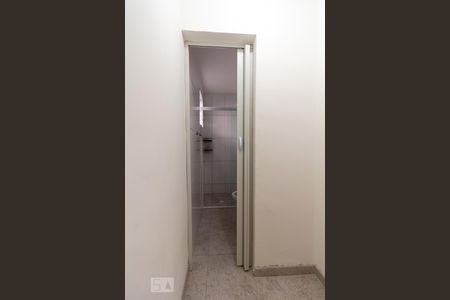 Banheiro de kitnet/studio para alugar com 1 quarto, 15m² em Jardim Peri Peri, São Paulo