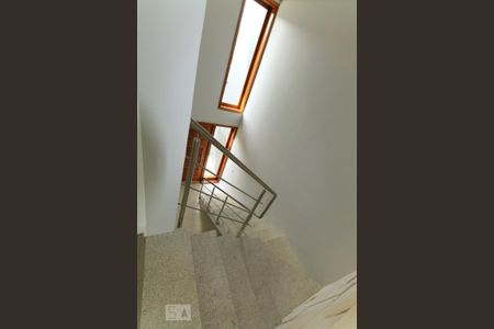 Casa de condomínio à venda com 140m², 3 quartos e 2 vagas Casa de condomínio à venda com 140m², 3 quartos e 2 vagasEscada