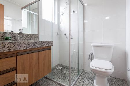 Banheiro da suíte de apartamento à venda com 1 quarto, 32m² em Savassi, Belo Horizonte