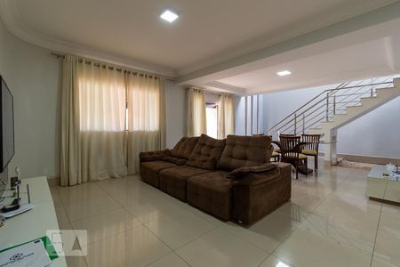 Sala de casa para alugar com 4 quartos, 298m² em Residencial Porto Seguro, Goiânia