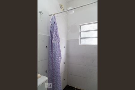 Banheiro de kitnet/studio para alugar com 1 quarto, 34m² em Vila Campestre, São Paulo