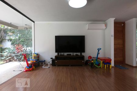 Sala de casa para alugar com 4 quartos, 250m² em Jardim Morumbi, São Paulo