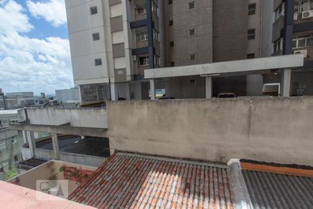 Sala/Quarto - vista de kitnet/studio para alugar com 1 quarto, 40m² em Independência, Porto Alegre