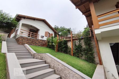 Casa à venda com 192m², 2 quartos e 2 vagas Casa à venda com 192m², 2 quartos e 2 vagasFachada