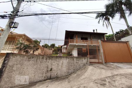 Casa à venda com 192m², 2 quartos e 2 vagas Casa à venda com 192m², 2 quartos e 2 vagasFachada