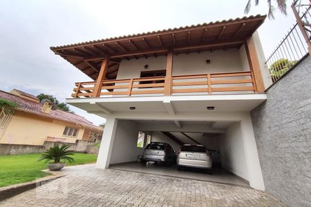 Casa à venda com 192m², 2 quartos e 2 vagas Casa à venda com 192m², 2 quartos e 2 vagasFachada