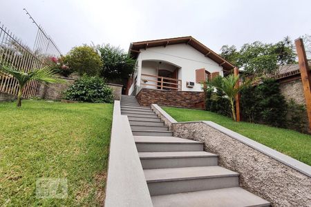 Casa à venda com 192m², 2 quartos e 2 vagas Casa à venda com 192m², 2 quartos e 2 vagasFachada