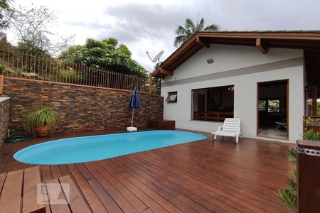 Casa à venda com 192m², 2 quartos e 2 vagas Casa à venda com 192m², 2 quartos e 2 vagasPiscina