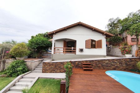 Casa à venda com 192m², 2 quartos e 2 vagas Casa à venda com 192m², 2 quartos e 2 vagasFachada