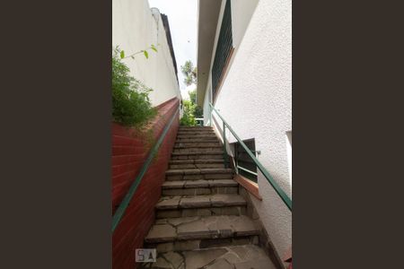 Casa à venda com 250m², 4 quartos e sem vaga Casa à venda com 250m², 4 quartos e sem vagaEscada