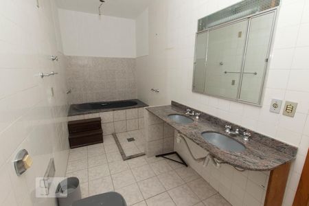 Casa à venda com 250m², 4 quartos e sem vaga Casa à venda com 250m², 4 quartos e sem vagaBanheiro da Suíte