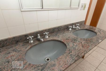 Casa à venda com 250m², 4 quartos e sem vaga Casa à venda com 250m², 4 quartos e sem vagaBanheiro da Suíte