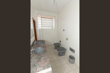 Casa à venda com 250m², 4 quartos e sem vaga Casa à venda com 250m², 4 quartos e sem vagaBanheiro da Suíte