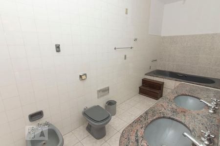 Casa à venda com 250m², 4 quartos e sem vaga Casa à venda com 250m², 4 quartos e sem vagaBanheiro da Suíte