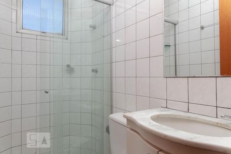 Banheiro de apartamento para alugar com 2 quartos, 55m² em Cazeca, Uberlândia