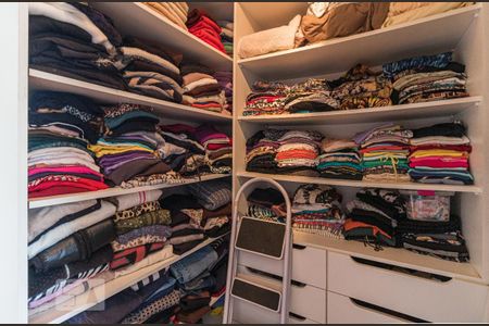 Closet de casa à venda com 3 quartos, 300m² em Jardim Sabará, Porto Alegre