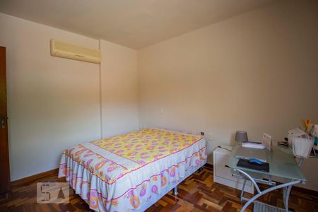 Quarto 2 de casa à venda com 5 quartos, 250m² em Passo da Areia, Porto Alegre