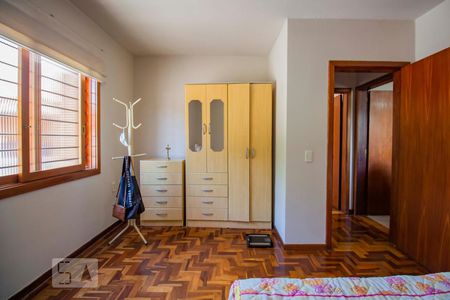 Quarto 2 de casa à venda com 5 quartos, 250m² em Passo da Areia, Porto Alegre