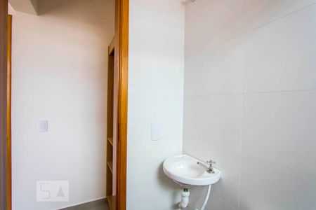 Banheiro de kitnet/studio para alugar com 1 quarto, 10m² em Vila São Pedro, Santo André