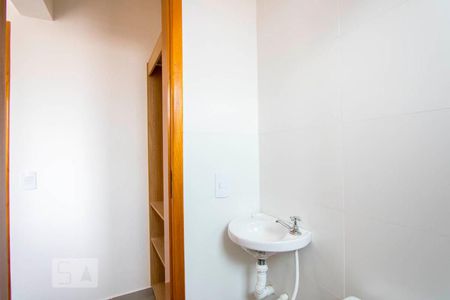 Banheiro de kitnet/studio para alugar com 1 quarto, 10m² em Vila São Pedro, Santo André