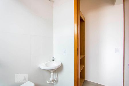 Banheiro de kitnet/studio para alugar com 1 quarto, 10m² em Vila São Pedro, Santo André